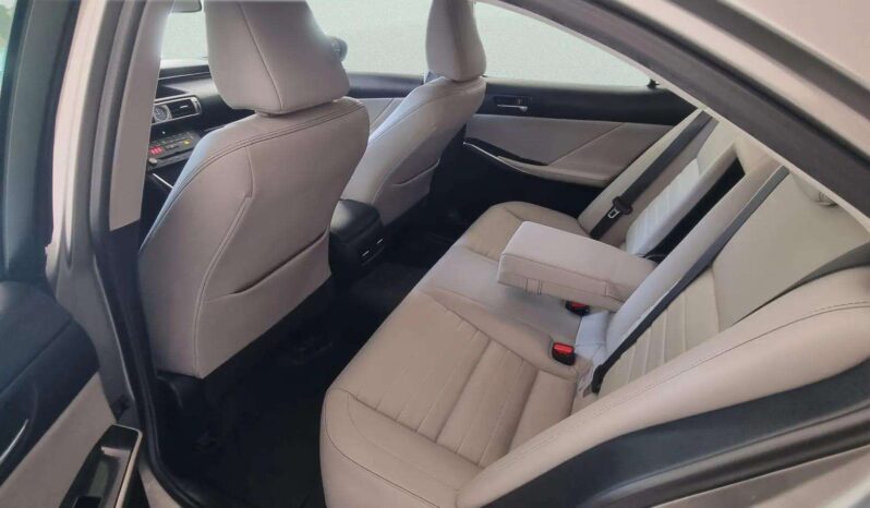 
								LEXUS IS300H full									