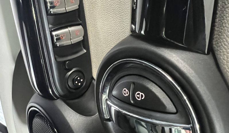 
								MINI COOPER 5 PUERTAS full									